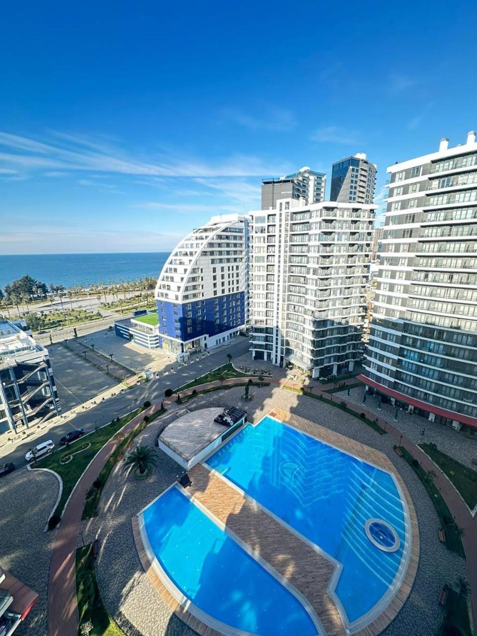 White Apartment Батуми Екстериор снимка