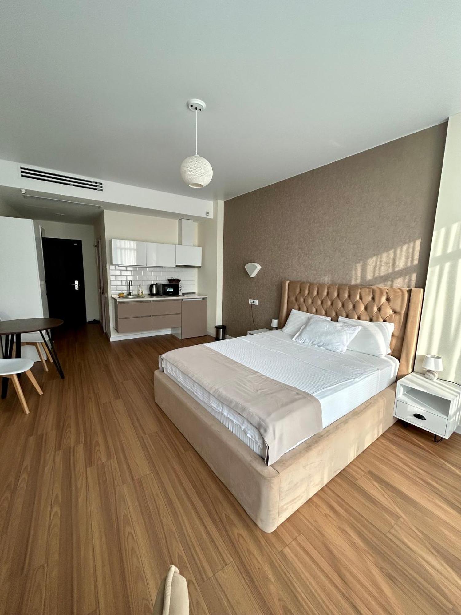 White Apartment Батуми Екстериор снимка