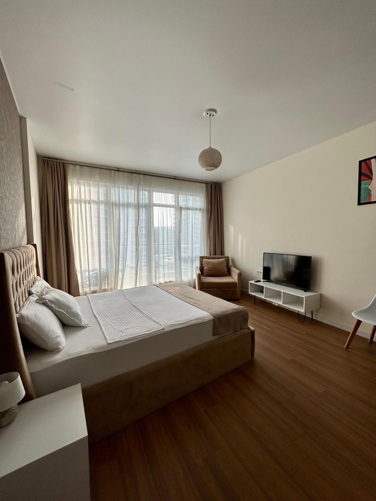 White Apartment Батуми Екстериор снимка