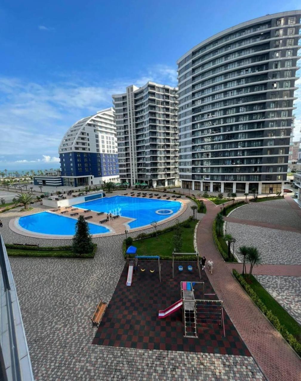 White Apartment Батуми Екстериор снимка