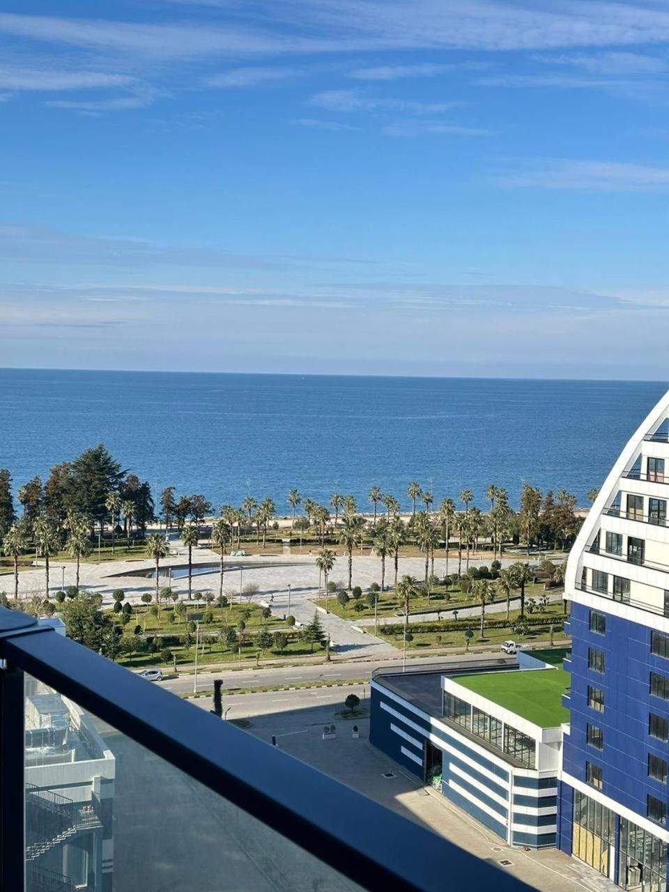 White Apartment Батуми Екстериор снимка