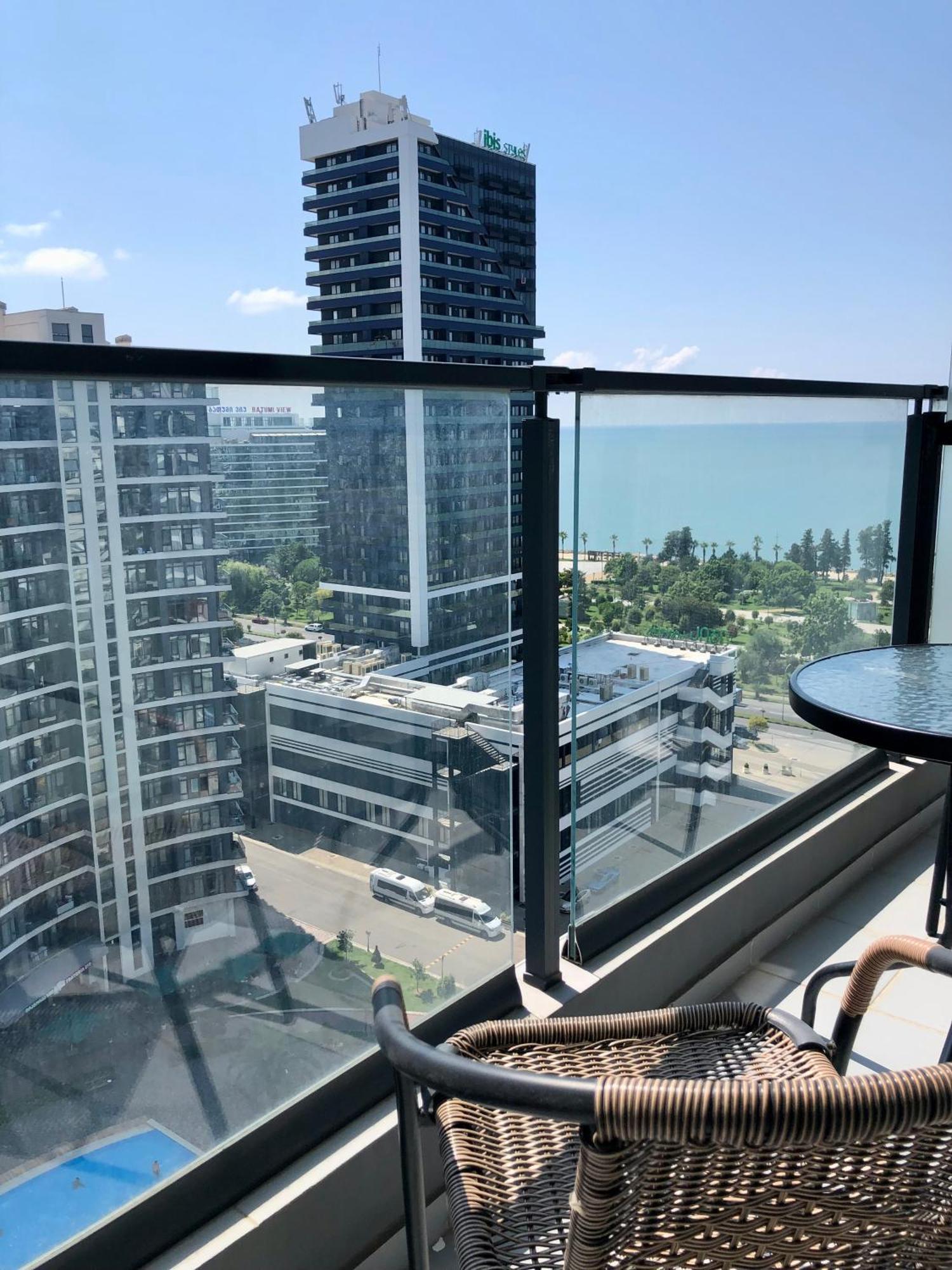 White Apartment Батуми Екстериор снимка