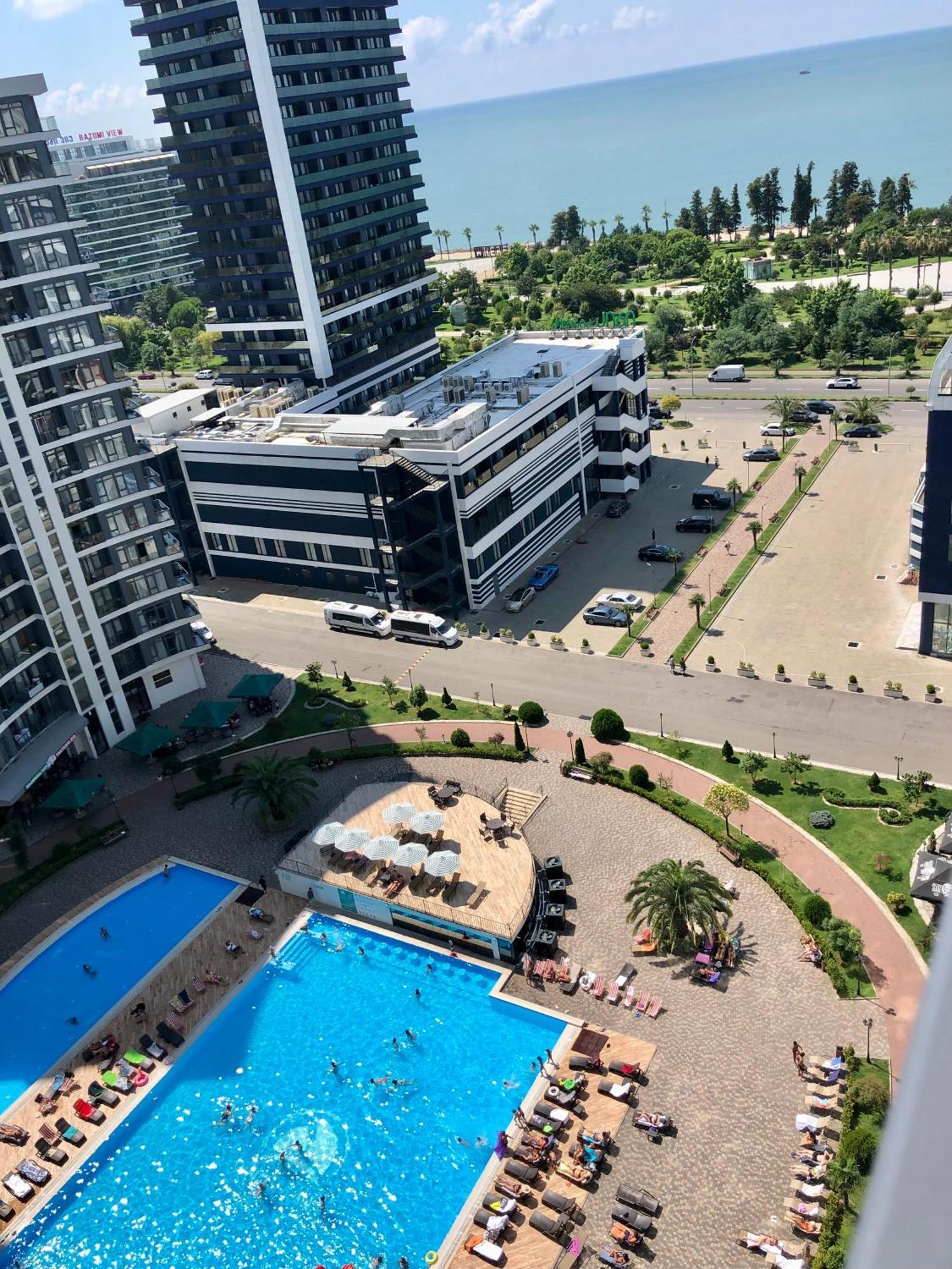 White Apartment Батуми Екстериор снимка