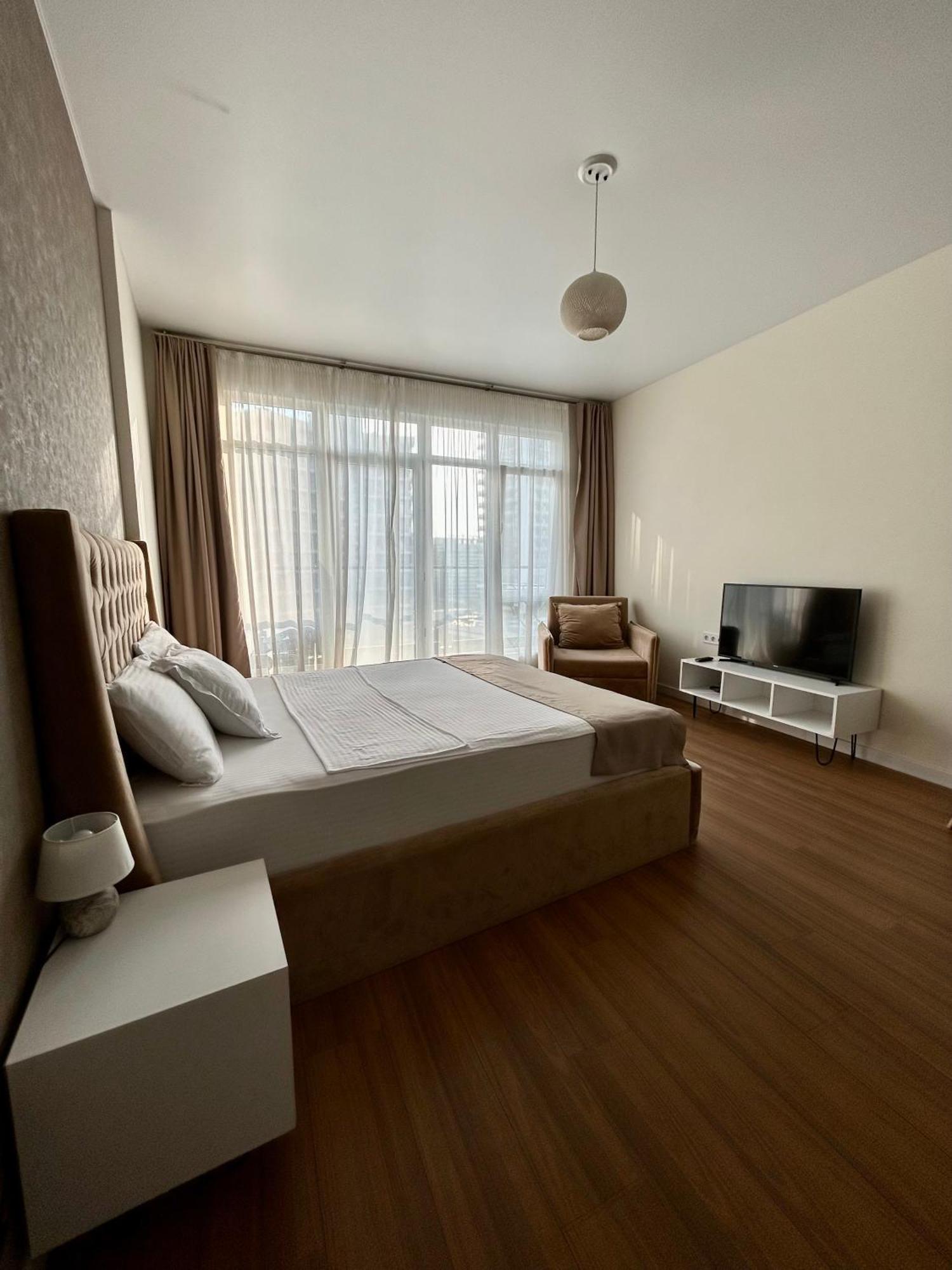 White Apartment Батуми Екстериор снимка