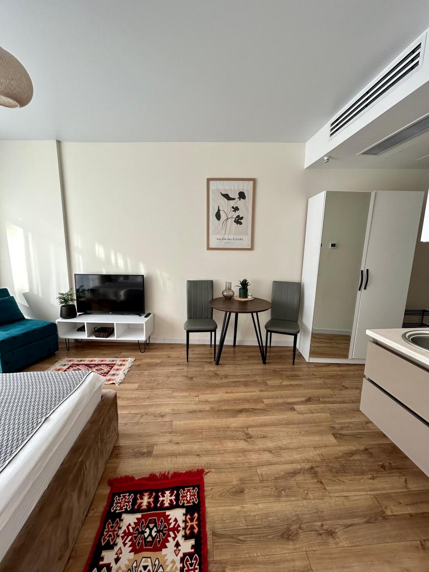 White Apartment Батуми Екстериор снимка
