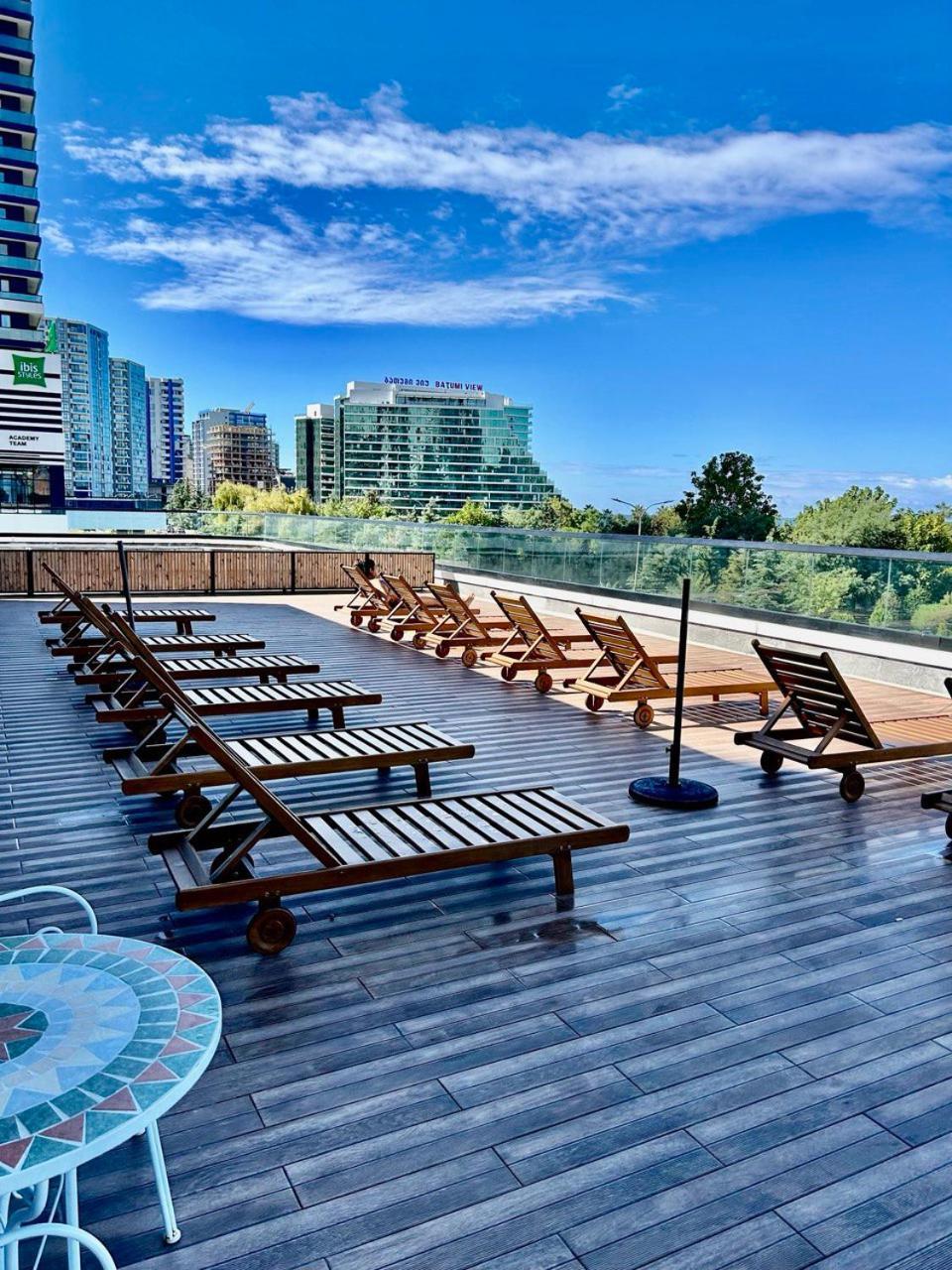 White Apartment Батуми Екстериор снимка