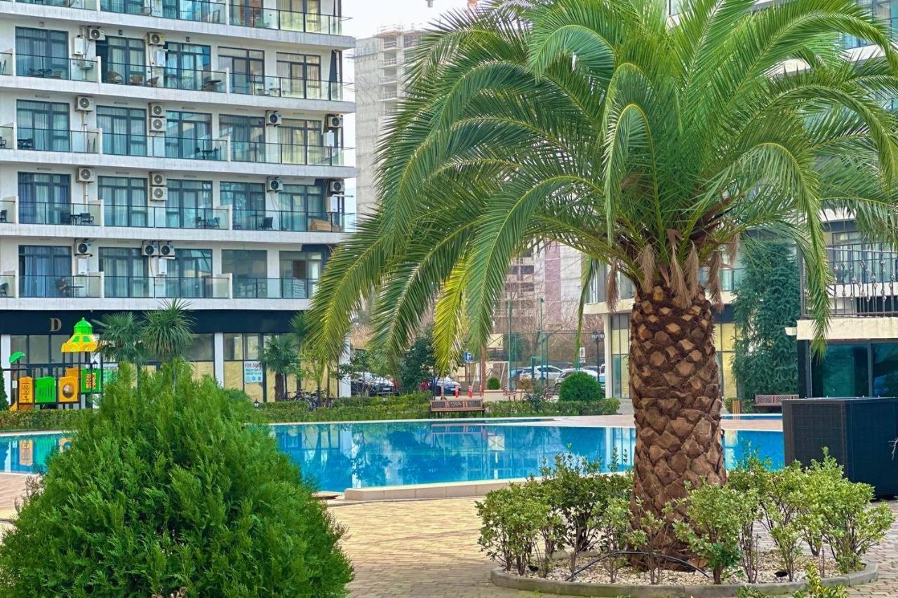 White Apartment Батуми Екстериор снимка