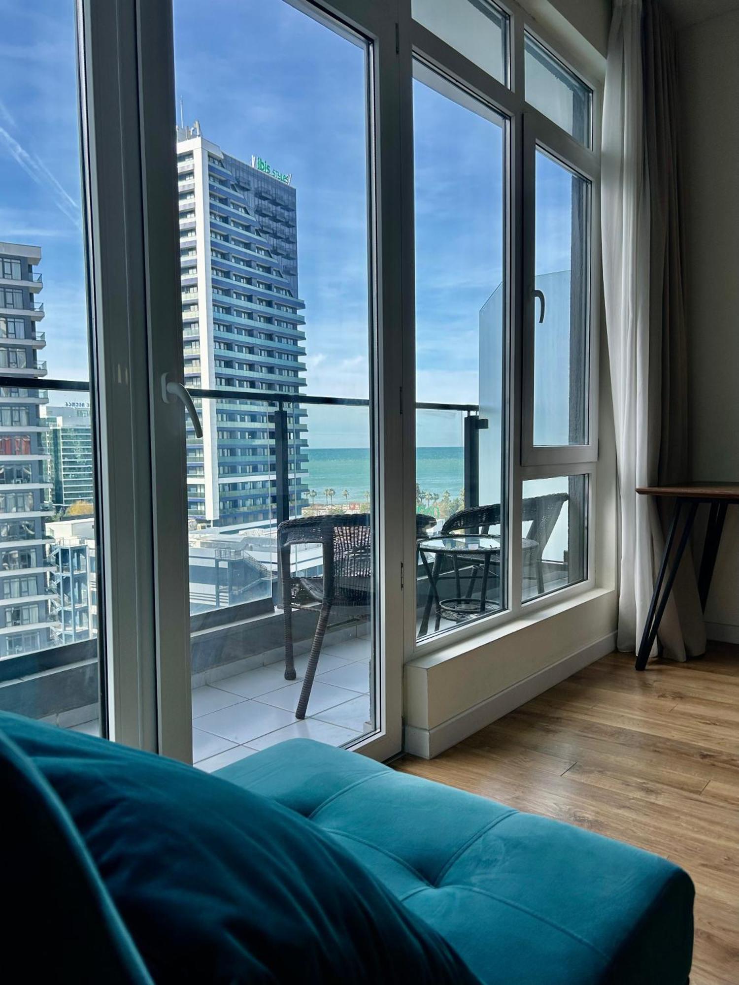 White Apartment Батуми Екстериор снимка