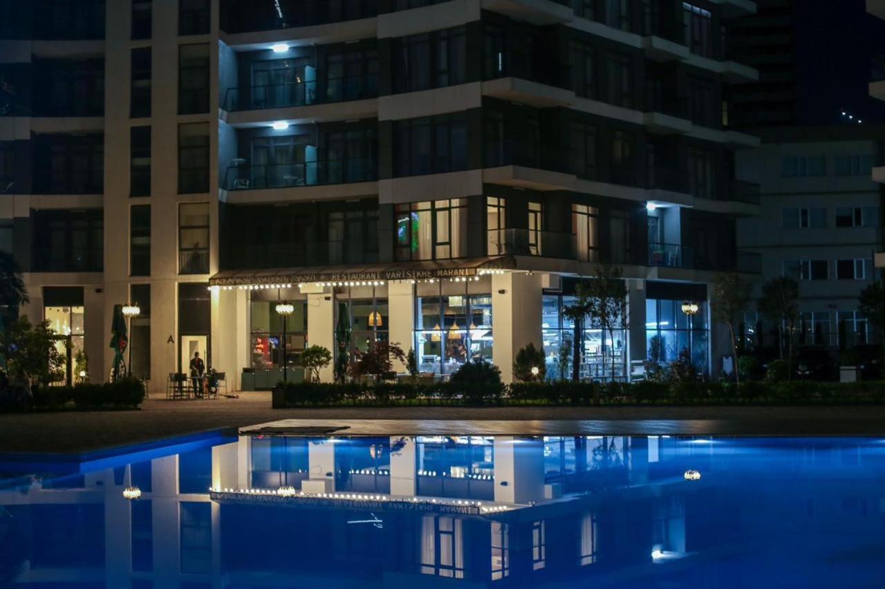 White Apartment Батуми Екстериор снимка